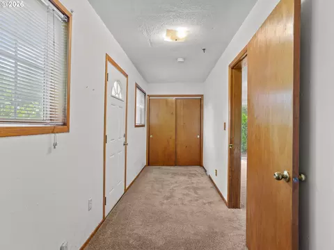 Entry Way - 150 River Ln, Gladstone, OR 97027 photo 1 of 2