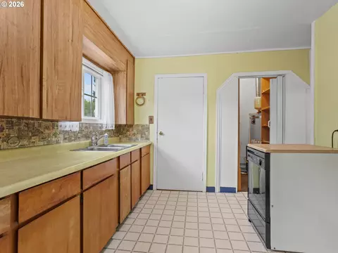Kitchen - 150 River Ln, Gladstone, OR 97027 photo 1 of 2