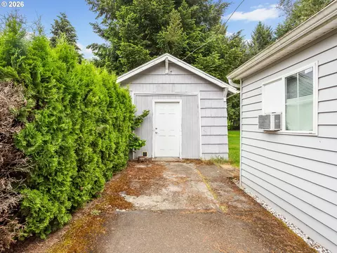 Exterior - 150 River Ln, Gladstone, OR 97027 photo 5 of 10