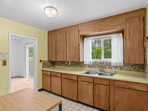 Kitchen - 150 River Ln, Gladstone, OR 97027 photo 2 of 2