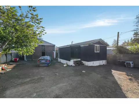 90842 Hollywood Ln, Coos Bay, OR 97420