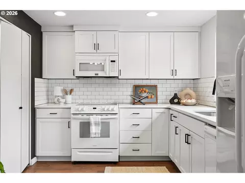 Kitchen - 1611 NW Angeline Ct, Gresham, OR 97030 photo 2 of 4