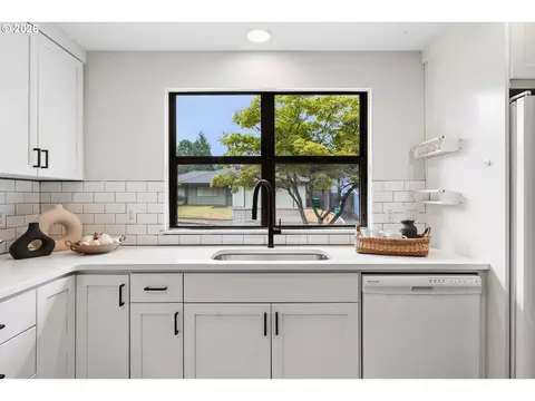 Kitchen - 1611 NW Angeline Ct, Gresham, OR 97030 photo 4 of 4