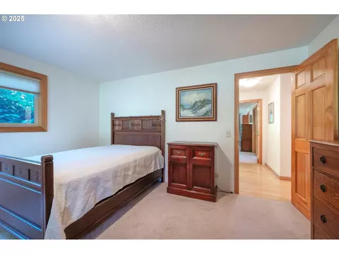 Bedroom - 1925 Sylvan St, Eugene, OR 97403 photo 4 of 10