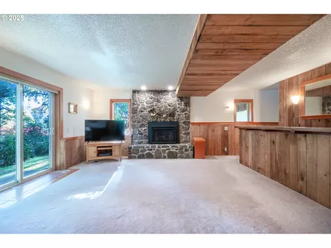 Living - 1925 Sylvan St, Eugene, OR 97403 photo 7 of 8