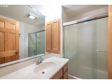 Bath - 1925 Sylvan St, Eugene, OR 97403 photo 1 of 3