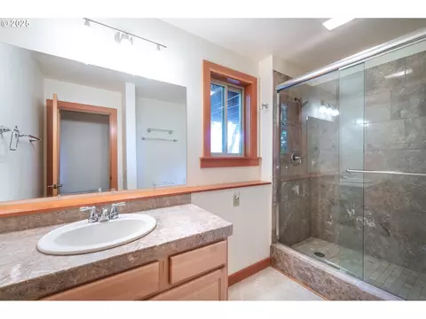 Bath - 1925 Sylvan St, Eugene, OR 97403 photo 3 of 3