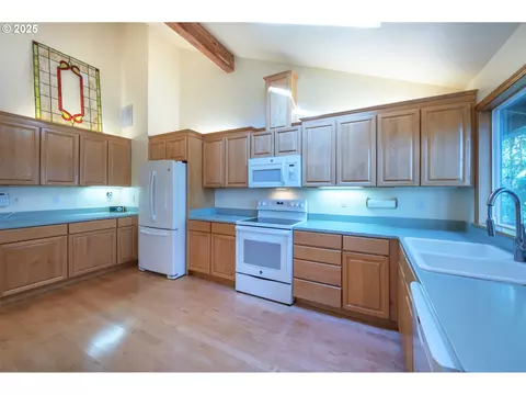 Kitchen - 1925 Sylvan St, Eugene, OR 97403 photo 2 of 3