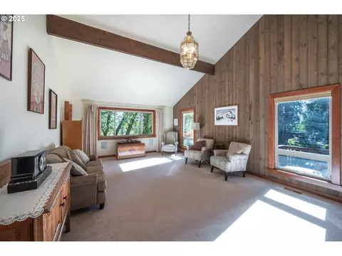 Living - 1925 Sylvan St, Eugene, OR 97403 photo 1 of 8
