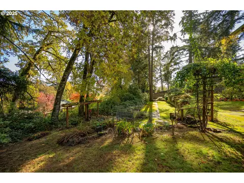 Exterior - 1925 Sylvan St, Eugene, OR 97403 photo 10 of 12