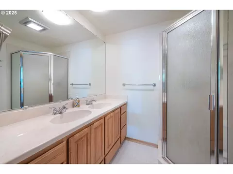 Bath - 1925 Sylvan St, Eugene, OR 97403 photo 2 of 3