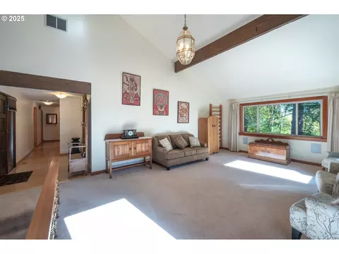 Living - 1925 Sylvan St, Eugene, OR 97403 photo 2 of 8