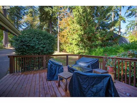 Exterior - 1925 Sylvan St, Eugene, OR 97403 photo 4 of 12