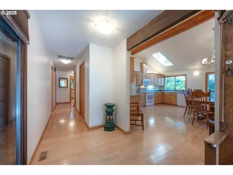 Entry Way - 1925 Sylvan St, Eugene, OR 97403 photo 2 of 2
