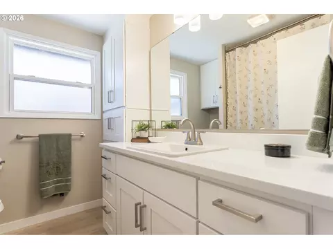 Bath - 280 NW 23rd St, Gresham, OR 97030 photo 1 of 3
