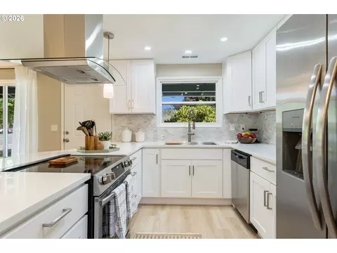Kitchen - 280 NW 23rd St, Gresham, OR 97030 photo 4 of 7