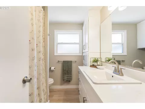 Bath - 280 NW 23rd St, Gresham, OR 97030 photo 2 of 3