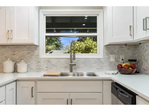Kitchen - 280 NW 23rd St, Gresham, OR 97030 photo 5 of 7