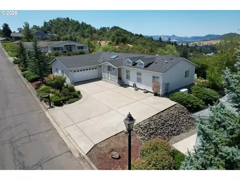 411 Highland Vista Ln, Roseburg, OR 97471