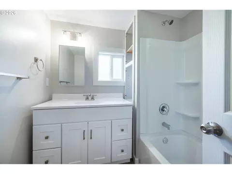 Bath - 672 51st St, Springfield, OR 97478 photo 1 of 2
