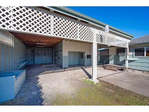 Exterior - 672 51st St, Springfield, OR 97478 photo 1 of 15