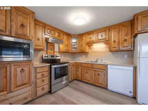Kitchen - 672 51st St, Springfield, OR 97478 photo 1 of 1