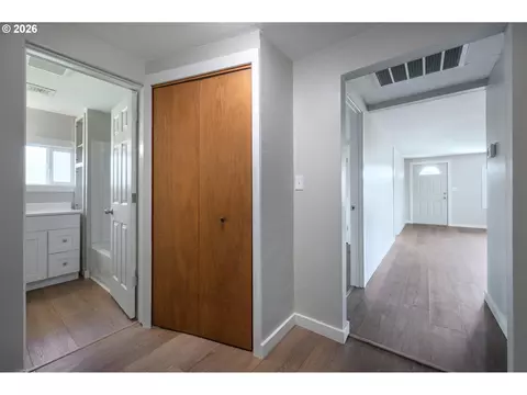 Entry Way - 672 51st St, Springfield, OR 97478 photo 1 of 1
