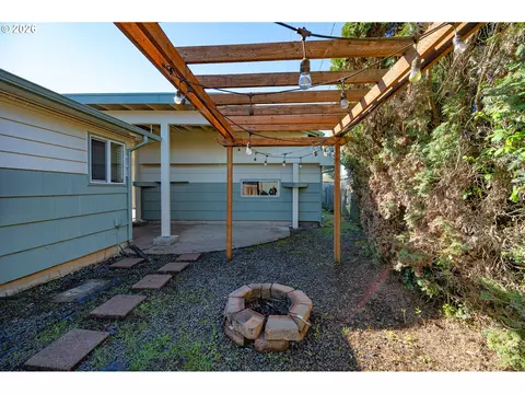 Exterior - 672 51st St, Springfield, OR 97478 photo 6 of 15