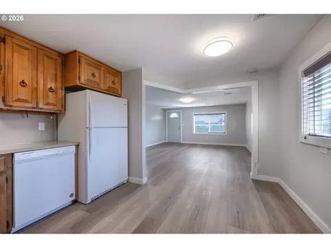 Living - 672 51st St, Springfield, OR 97478 photo 1 of 4