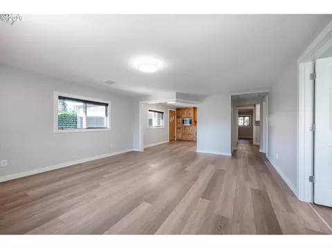 Living - 672 51st St, Springfield, OR 97478 photo 3 of 4