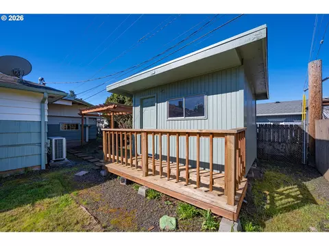 Exterior - 672 51st St, Springfield, OR 97478 photo 9 of 15