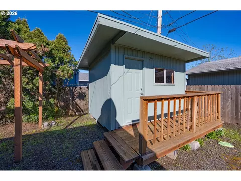 Exterior - 672 51st St, Springfield, OR 97478 photo 8 of 15
