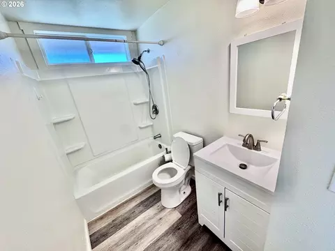 Bath - 3970 5 Marshall, Eugene, OR 97402 photo 1 of 2