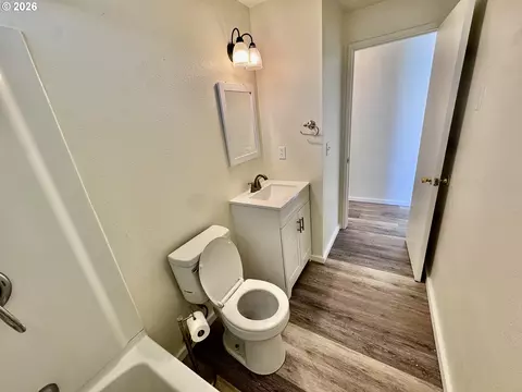 Bath - 3970 5 Marshall, Eugene, OR 97402 photo 2 of 2