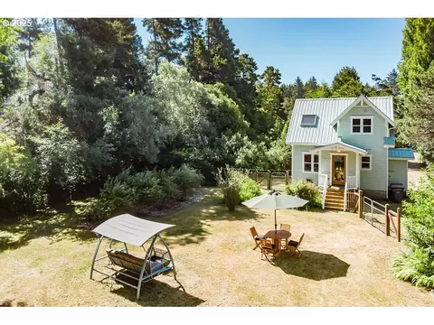 321 SE 35th St, Newport, OR 97365