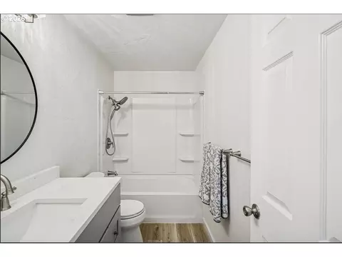 1505 Fetters Loop, Eugene, OR 97402 photo 4