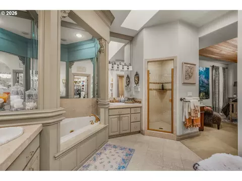Bath - 3889 SE Saint Andrews Pl, Gresham, OR 97080 photo 2 of 6