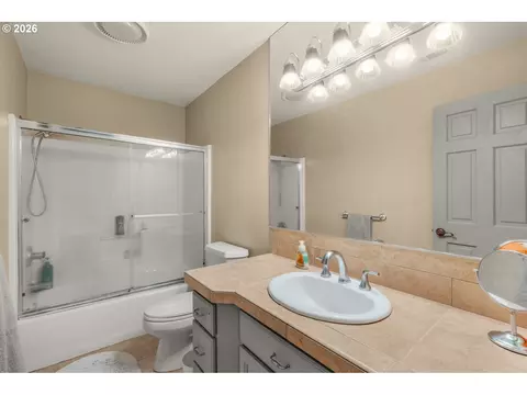 Bath - 3889 SE Saint Andrews Pl, Gresham, OR 97080 photo 4 of 6