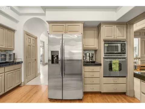 Kitchen - 3889 SE Saint Andrews Pl, Gresham, OR 97080 photo 3 of 4