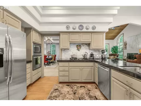 Kitchen - 3889 SE Saint Andrews Pl, Gresham, OR 97080 photo 2 of 4