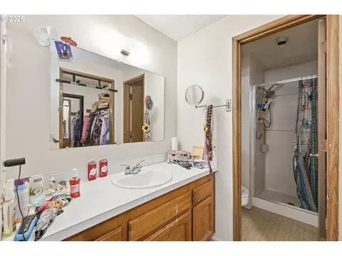 Bath - 920 Echo Hollow Rd, Eugene, OR 97402 photo 2 of 2