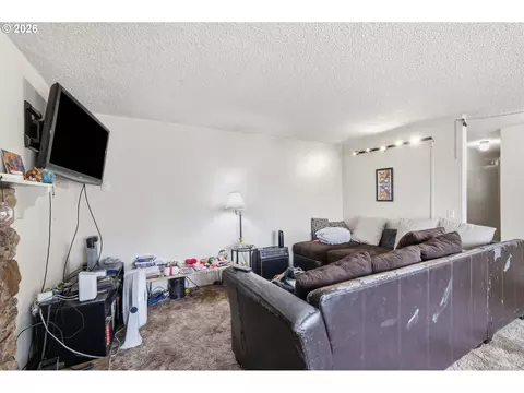 Living - 920 Echo Hollow Rd, Eugene, OR 97402 photo 2 of 4