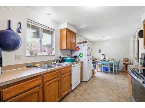 Kitchen - 920 Echo Hollow Rd, Eugene, OR 97402 photo 7 of 7