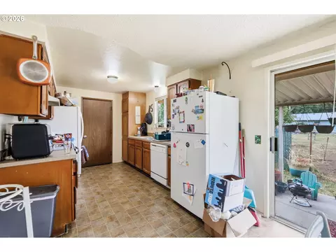 Kitchen - 920 Echo Hollow Rd, Eugene, OR 97402 photo 1 of 7