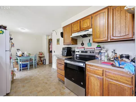 Kitchen - 920 Echo Hollow Rd, Eugene, OR 97402 photo 6 of 7