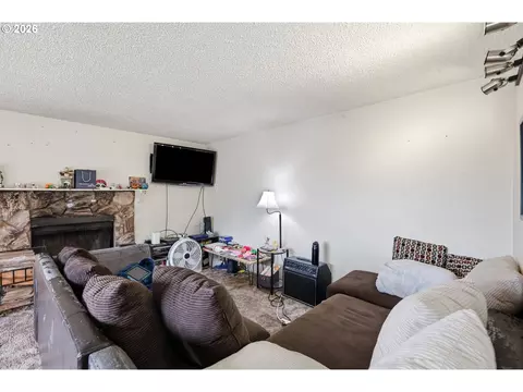 Living - 920 Echo Hollow Rd, Eugene, OR 97402 photo 4 of 4
