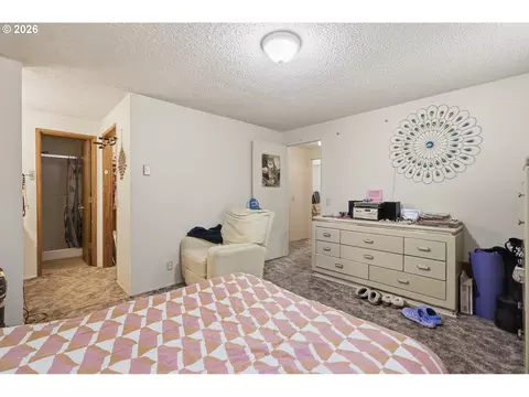 Bedroom - 920 Echo Hollow Rd, Eugene, OR 97402 photo 5 of 6