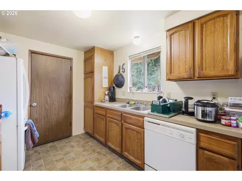 Kitchen - 920 Echo Hollow Rd, Eugene, OR 97402 photo 3 of 7