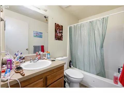 Bath - 920 Echo Hollow Rd, Eugene, OR 97402 photo 1 of 2