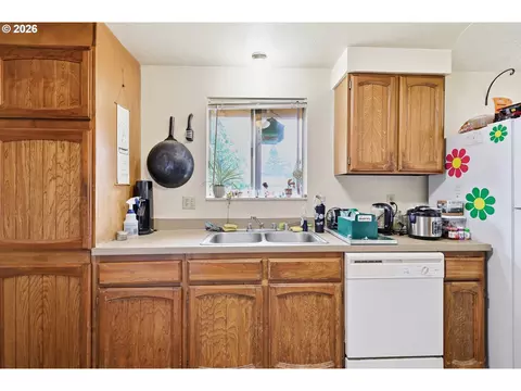 Kitchen - 920 Echo Hollow Rd, Eugene, OR 97402 photo 4 of 7